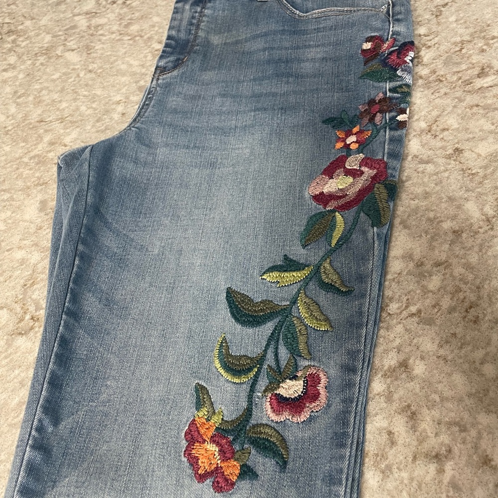 🌷💕🌷Chico's Blue Jeans with Floral Embroidery